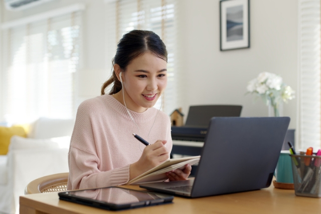 a young woman takes part in an e-learning onboarding process