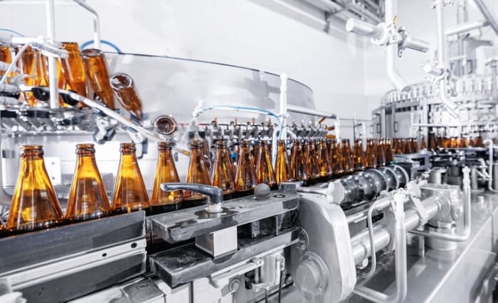 a food and beverage packing machine bottling drinks